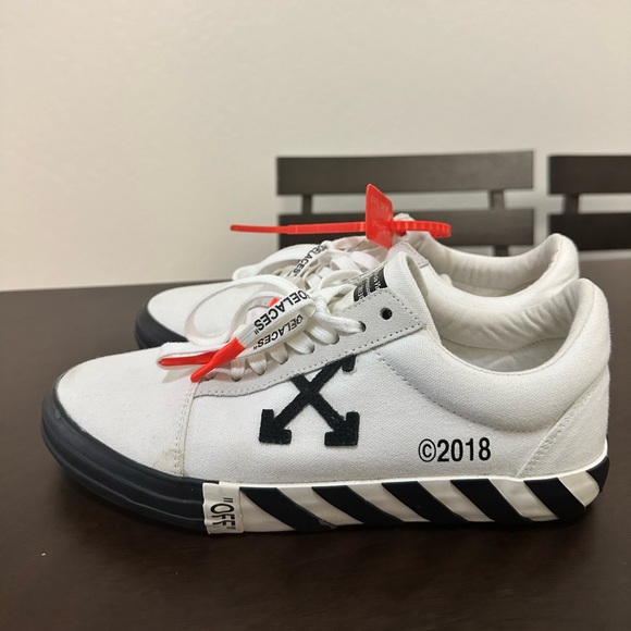 Pre owned like new OFF-WHITE Low Vulcanized Sneakers with dust bag. - Picture 2 of 10
